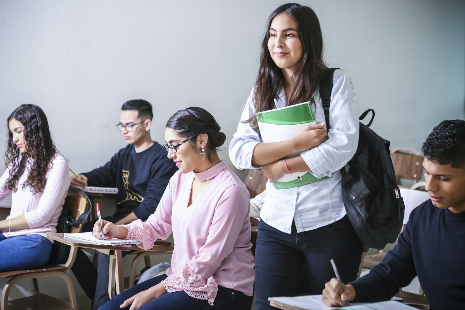 学生在课堂上听讲
