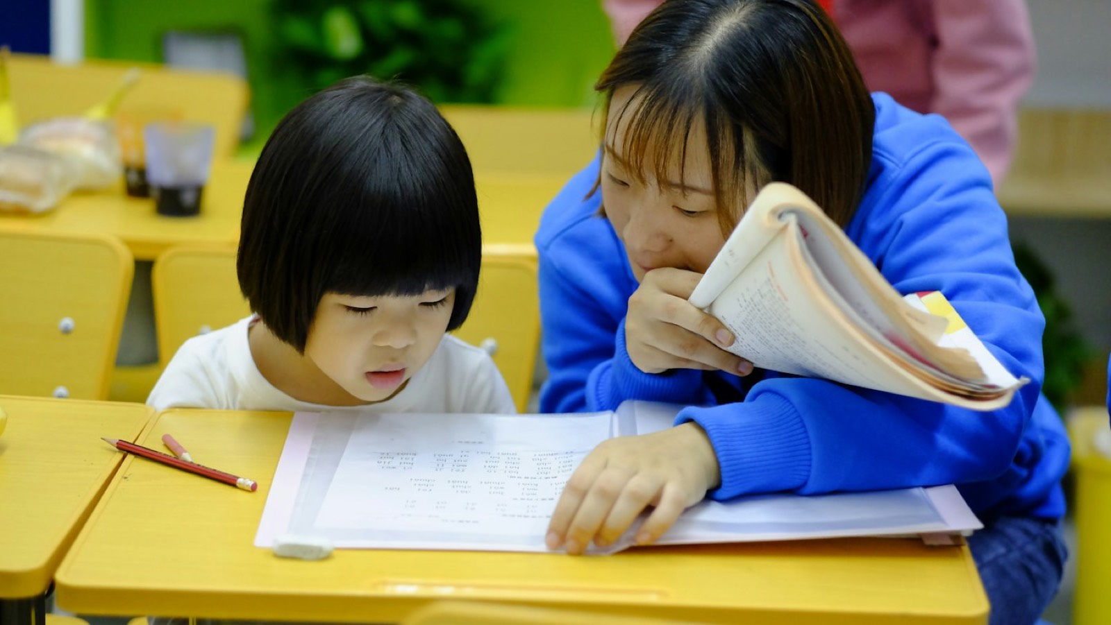 学前教育专业学生与幼儿一起阅读绘本